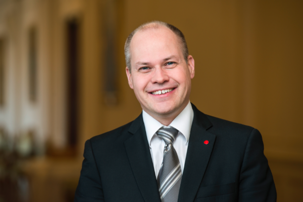 Justitieministern Morgan Johanssons hävdar att hans prioriteringar är att verka för ökad brottsuppklarning, bättre polisutbildning och större fokus på Internetbrott. (foto: Magnus Länje) Justitieministern Morgan Johanssons hävdar att hans prioriteringar är att verka för ökad brottsuppklarning, bättre polisutbildning och större fokus på Internetbrott. (foto: Magnus Länje)